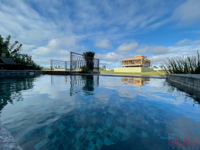 Belíssima mansão Neoclássica beira lago no condomínio Sense: 75ª foto da galeria de imagens do imóvel