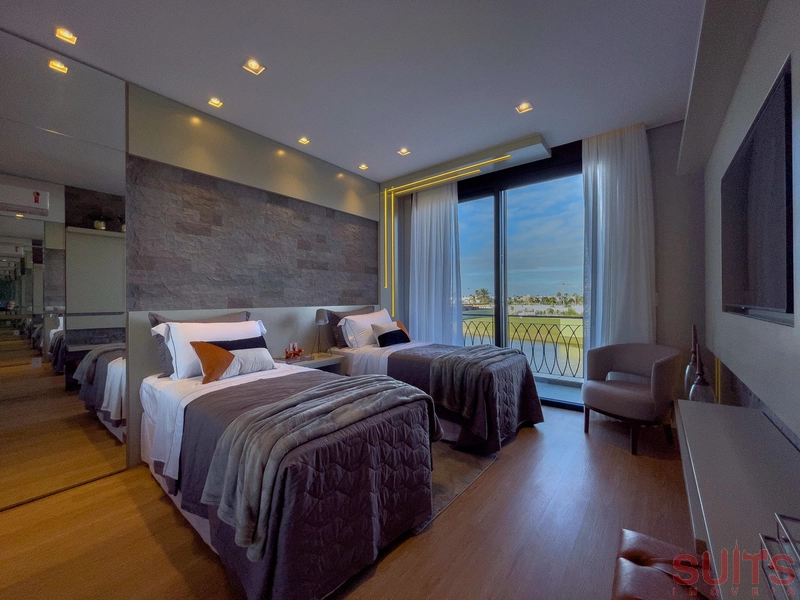 Belíssima mansão Neoclássica beira lago no condomínio Sense: 49ª foto da galeria de imagens do imóvel