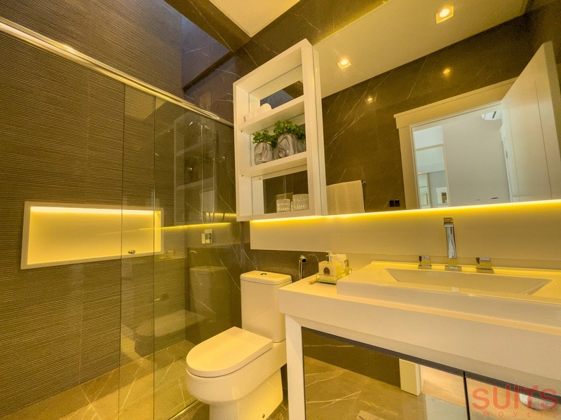 Belíssima mansão Neoclássica beira lago no condomínio Sense: 44ª foto da galeria de imagens do imóvel