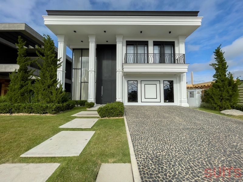 Belíssima mansão Neoclássica beira lago no condomínio Sense: 1ª foto da galeria de imagens do imóvel