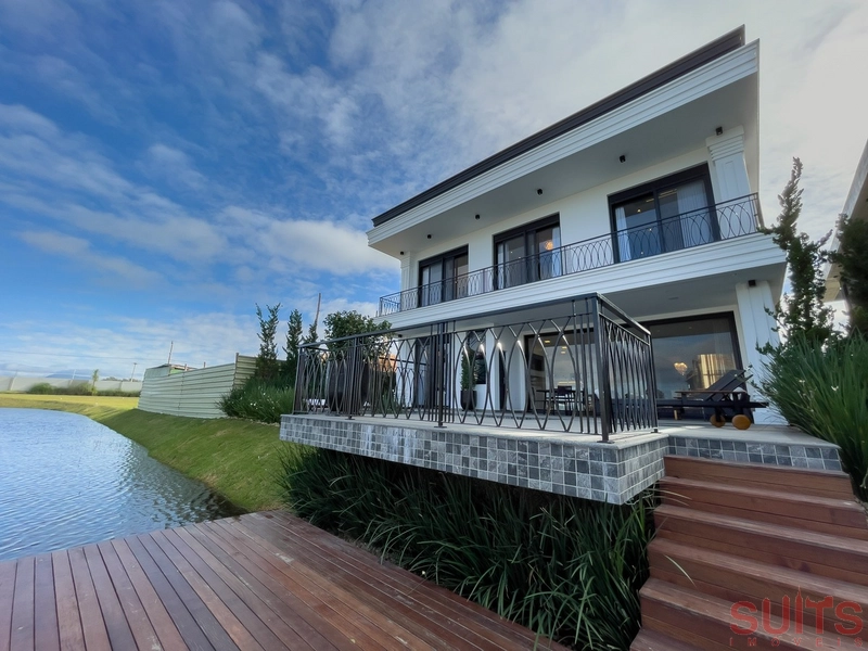 Belíssima mansão Neoclássica beira lago no condomínio Sense: 71ª foto da galeria de imagens do imóvel