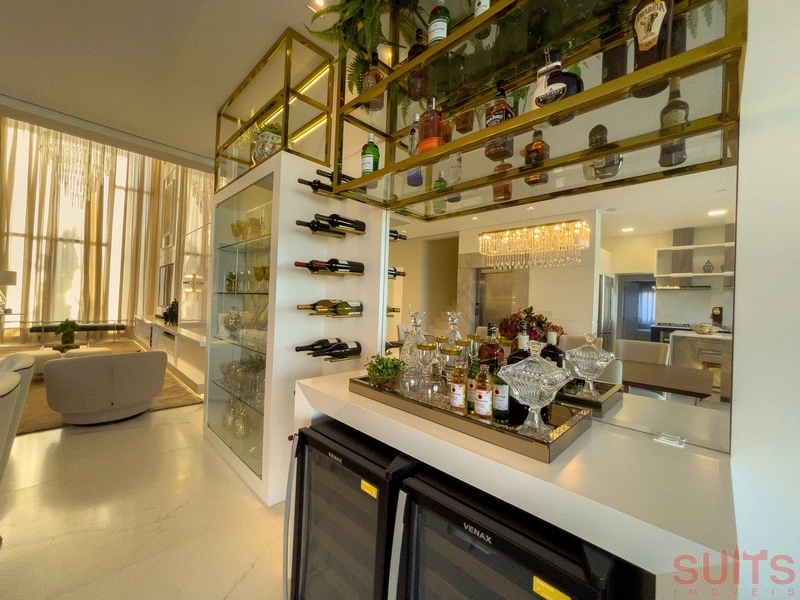 Belíssima mansão Neoclássica beira lago no condomínio Sense: 16ª foto da galeria de imagens do imóvel