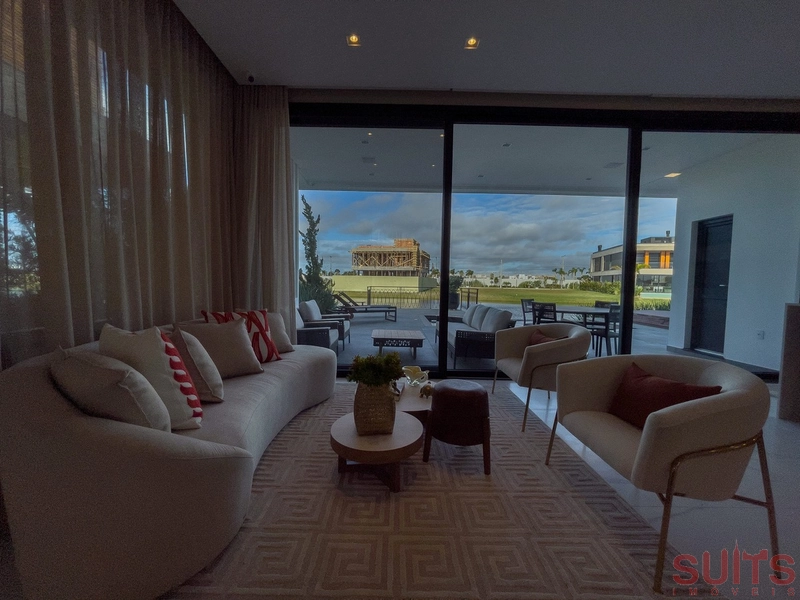 Belíssima mansão Neoclássica beira lago no condomínio Sense: 22ª foto da galeria de imagens do imóvel