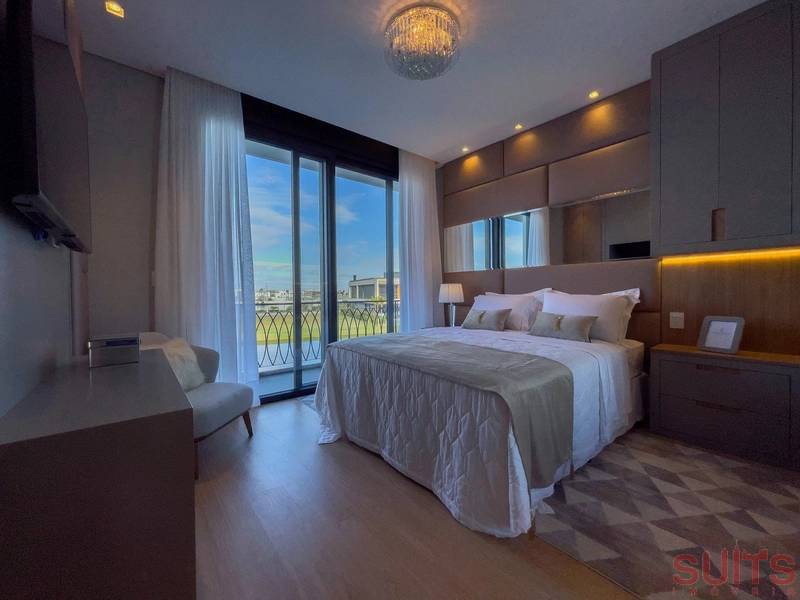 Belíssima mansão Neoclássica beira lago no condomínio Sense: 54ª foto da galeria de imagens do imóvel