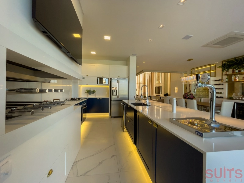 Belíssima mansão Neoclássica beira lago no condomínio Sense: 29ª foto da galeria de imagens do imóvel