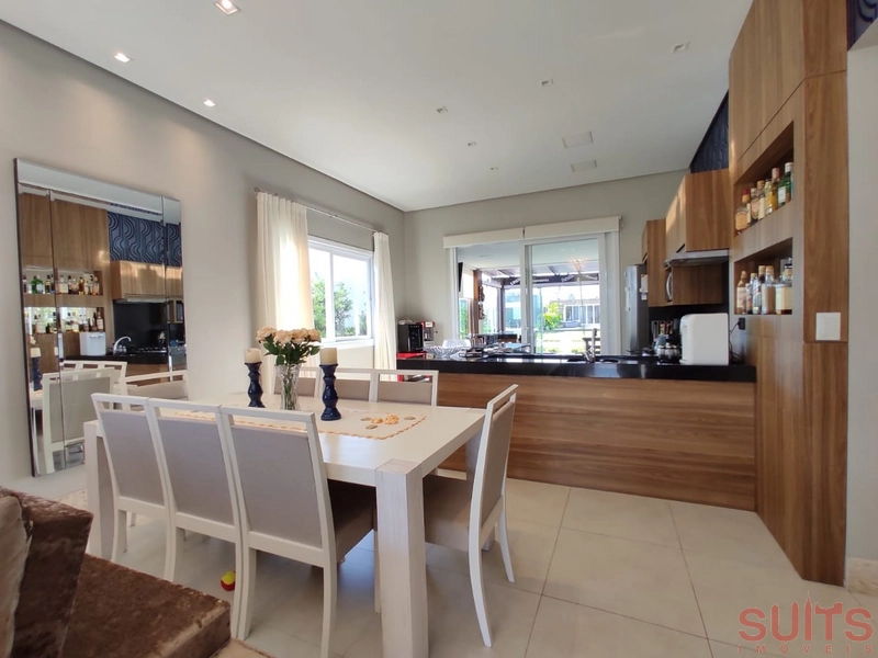 Linda casa beira lago com piscina no Condomínio Riviera: 10ª foto da galeria de imagens do imóvel