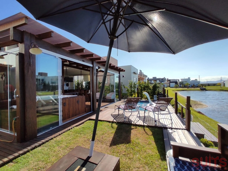 Linda casa beira lago com piscina no Condomínio Riviera: 28ª foto da galeria de imagens do imóvel