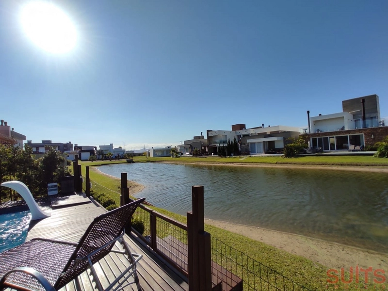 Linda casa beira lago com piscina no Condomínio Riviera: 31ª foto da galeria de imagens do imóvel