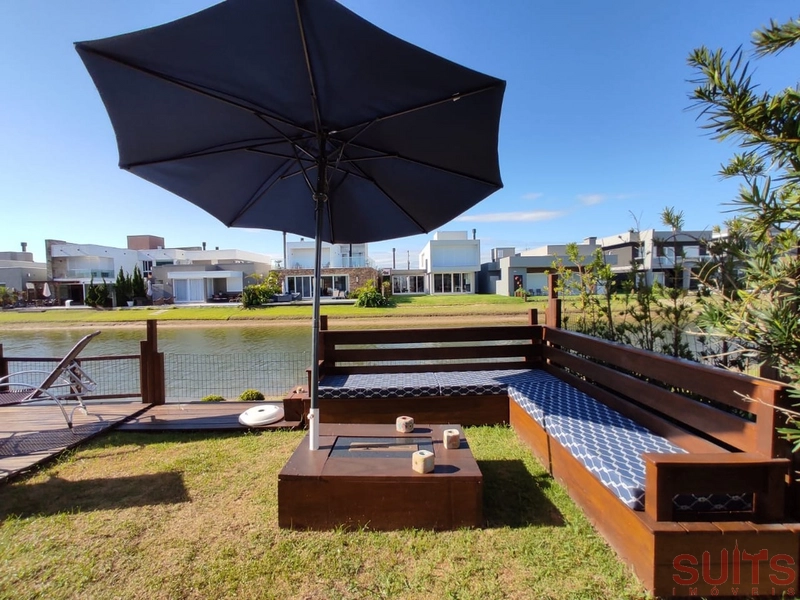 Linda casa beira lago com piscina no Condomínio Riviera: 25ª foto da galeria de imagens do imóvel