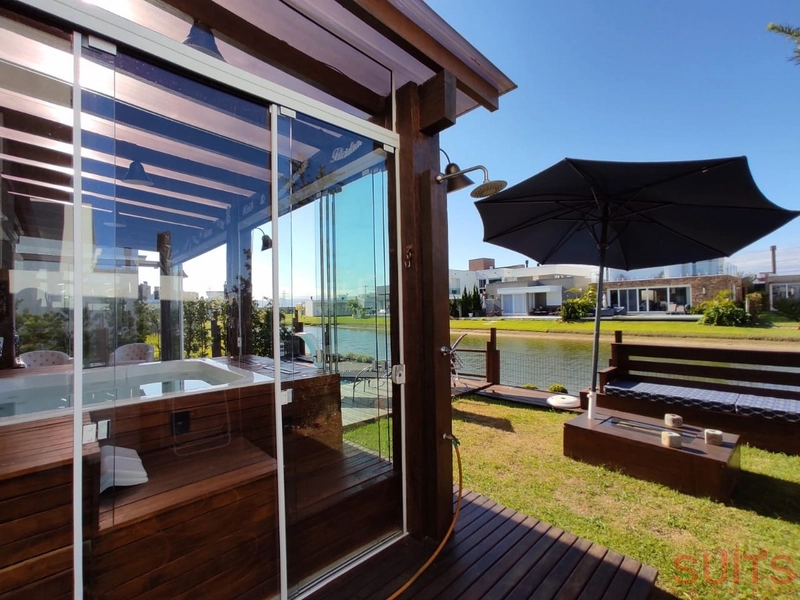 Linda casa beira lago com piscina no Condomínio Riviera: 26ª foto da galeria de imagens do imóvel