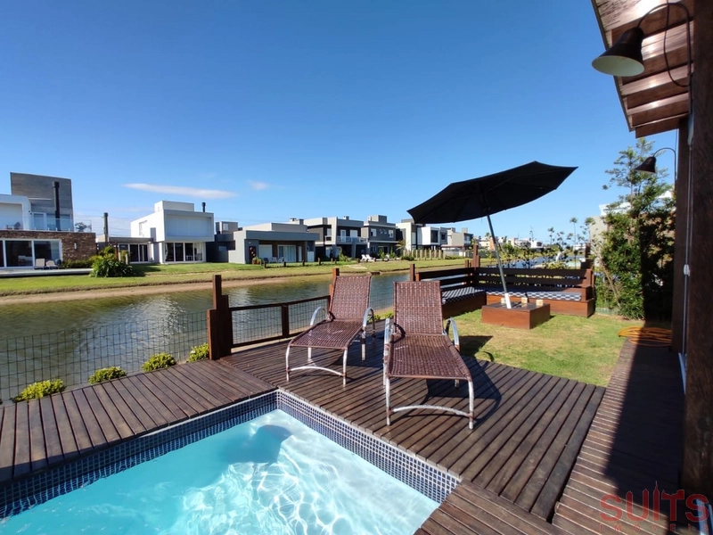 Linda casa beira lago com piscina no Condomínio Riviera: 27ª foto da galeria de imagens do imóvel