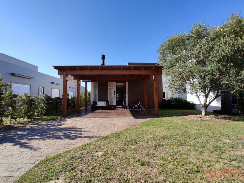 Linda casa beira lago com piscina no Condomínio Riviera: 1ª foto da galeria de imagens do imóvel