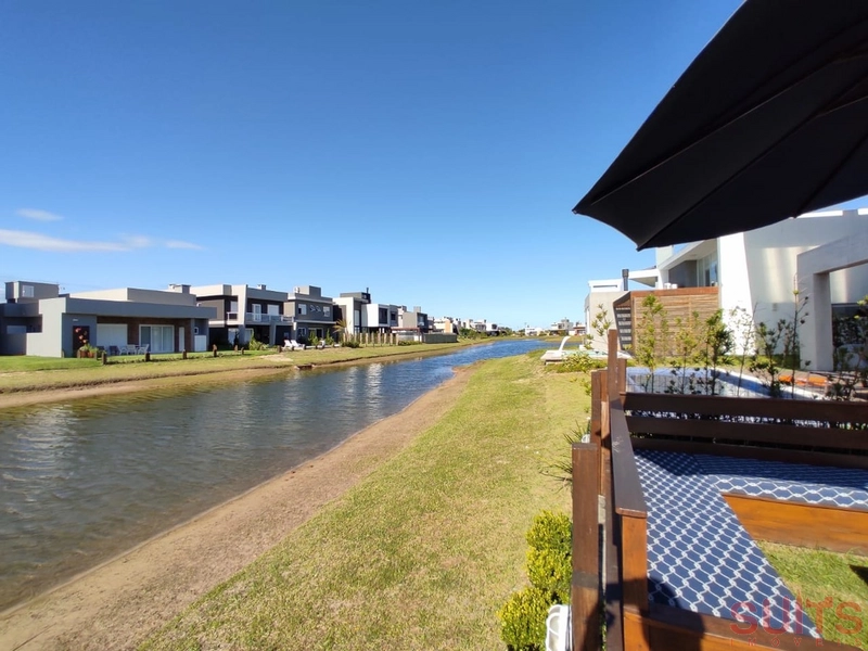 Linda casa beira lago com piscina no Condomínio Riviera: 33ª foto da galeria de imagens do imóvel