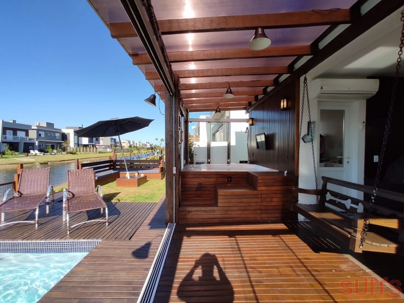 Linda casa beira lago com piscina no Condomínio Riviera: 24ª foto da galeria de imagens do imóvel