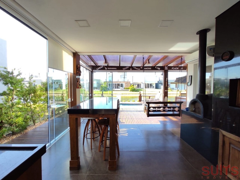 Linda casa beira lago com piscina no Condomínio Riviera: 16ª foto da galeria de imagens do imóvel