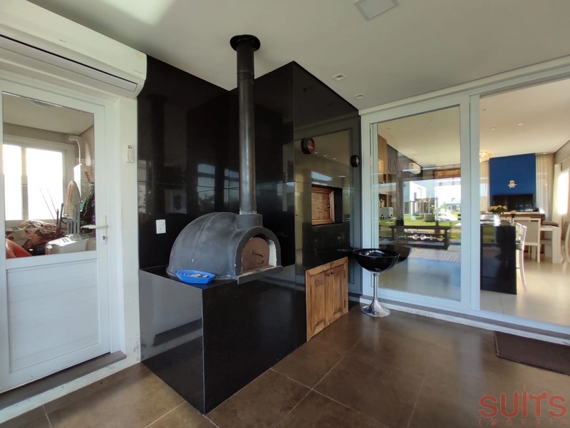 Linda casa beira lago com piscina no Condomínio Riviera: 20ª foto da galeria de imagens do imóvel