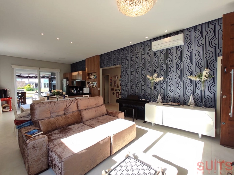 Linda casa beira lago com piscina no Condomínio Riviera: 7ª foto da galeria de imagens do imóvel