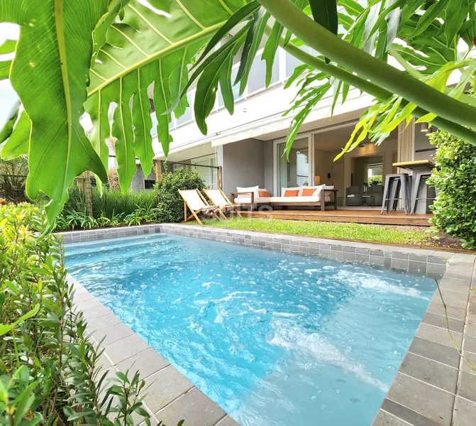 Belíssimo giardino com piscina no condomínio Rossi de Atlântida: 1ª foto da galeria de imagens do imóvel