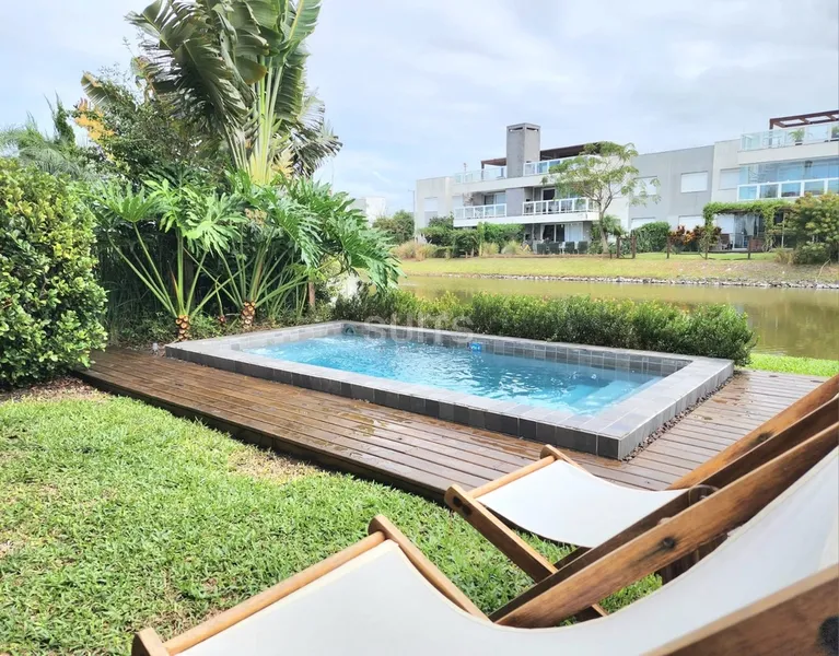 Belíssimo giardino com piscina no condomínio Rossi de Atlântida: 8ª foto da galeria de imagens do imóvel