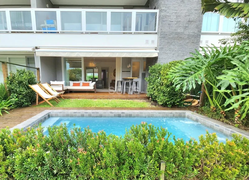 Belíssimo giardino com piscina no condomínio Rossi de Atlântida: 2ª foto da galeria de imagens do imóvel