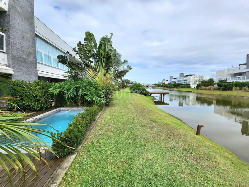 Belíssimo giardino com piscina no condomínio Rossi de Atlântida: 3ª foto da galeria de imagens do imóvel