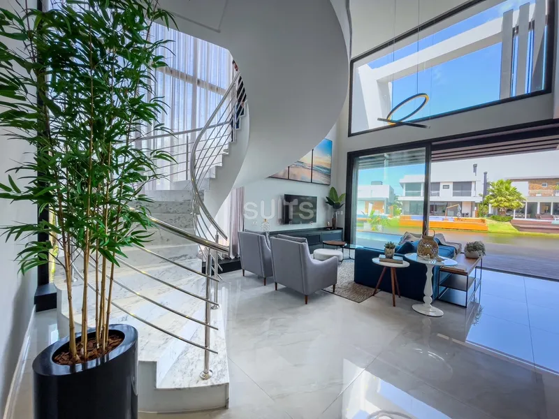 Um incrível sobrado beira lago localizado no condomínio Malibu: 5ª foto da galeria de imagens do imóvel