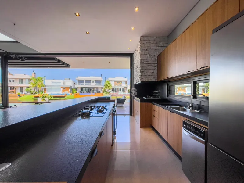 Um incrível sobrado beira lago localizado no condomínio Malibu: 17ª foto da galeria de imagens do imóvel