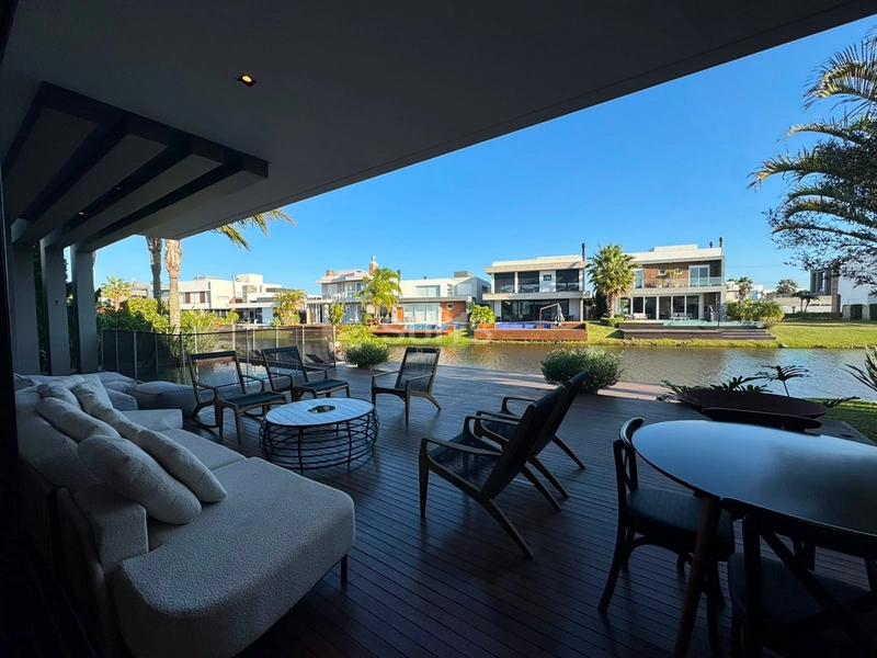Incrível sobrado beira lago localizado no condomínio Malibu: 18ª foto da galeria de imagens do imóvel
