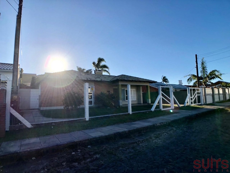 Excelente casa com 02 terrenos na praia de Atlântida: 1ª foto da galeria de imagens do imóvel