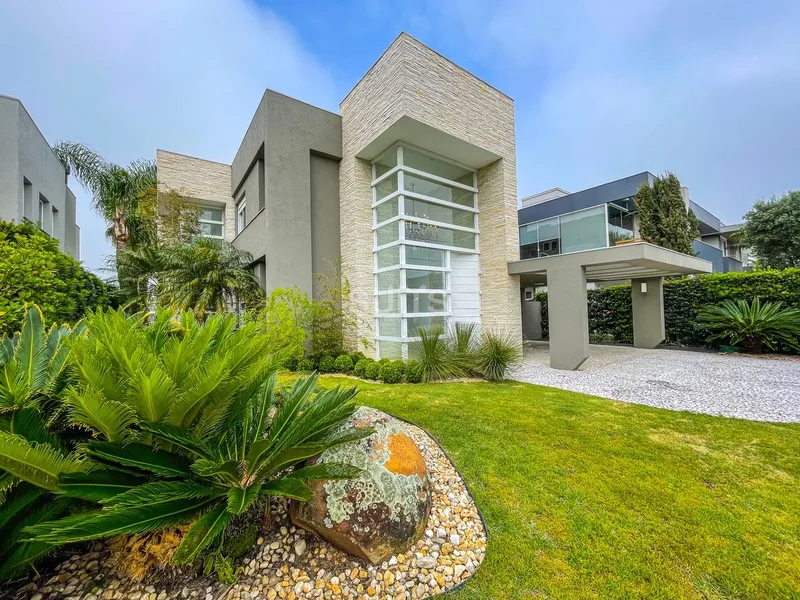 Belo sobrado no condomínio Bosques de Atlântida: 3ª foto da galeria de imagens do imóvel