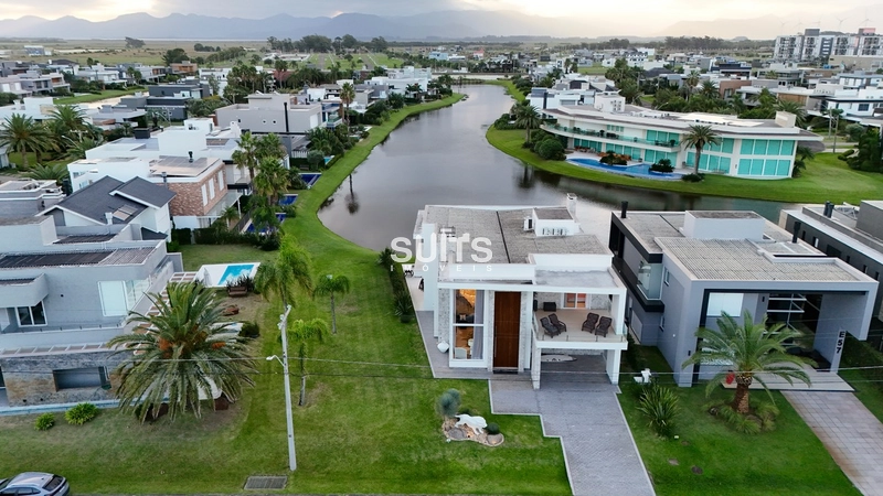 Excelente sobrado à venda no condomínio Enseada: 1ª foto da galeria de imagens do imóvel