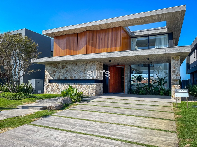 Mansão nas margens do lago no condomínio Sense: 1ª foto da galeria de imagens do imóvel