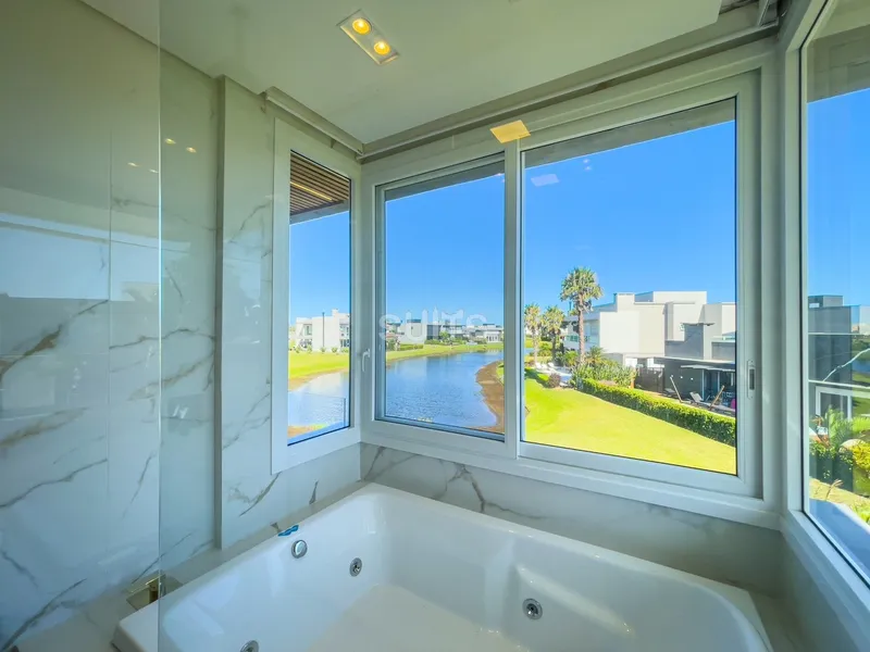 Incrível mansão mobiliada e decorada no condomínio Enseada: 44ª foto da galeria de imagens do imóvel