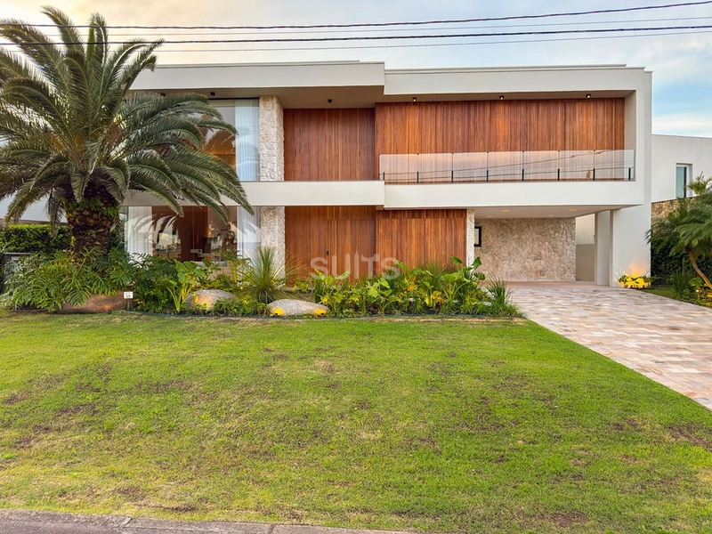 Mansão beira lago com padrão AAA no condomínio Enseada: 2ª foto da galeria de imagens do imóvel