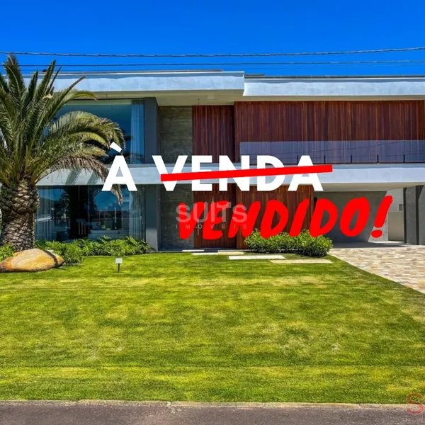 Mansão beira lago com padrão AAA no condomínio Enseada: 1ª foto da galeria de imagens do imóvel