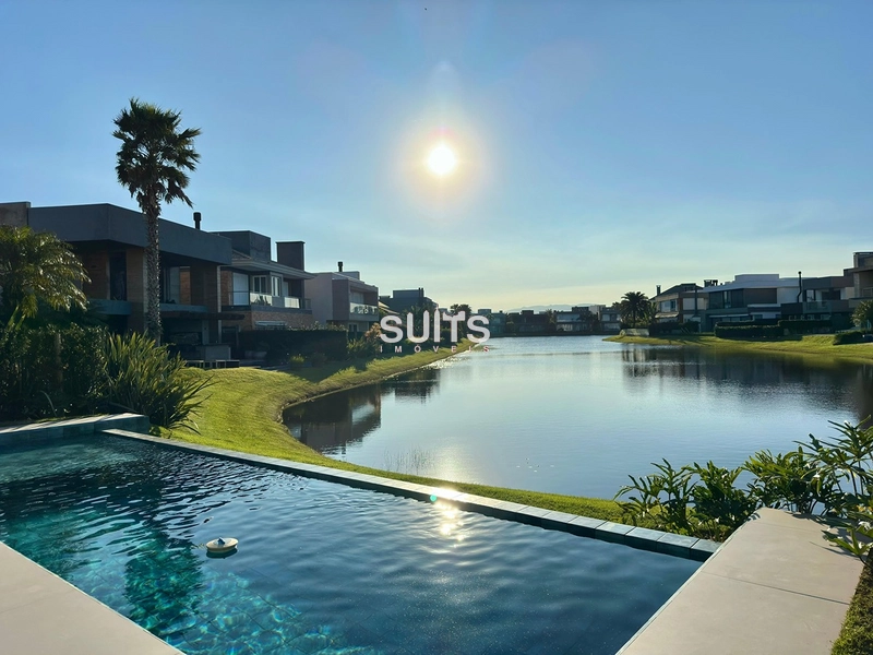 Mansão beira lago com padrão AAA no condomínio Enseada: 30ª foto da galeria de imagens do imóvel