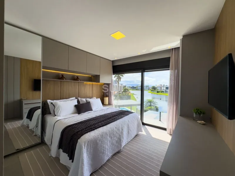 Mansão beira lago com padrão AAA no condomínio Enseada: 39ª foto da galeria de imagens do imóvel