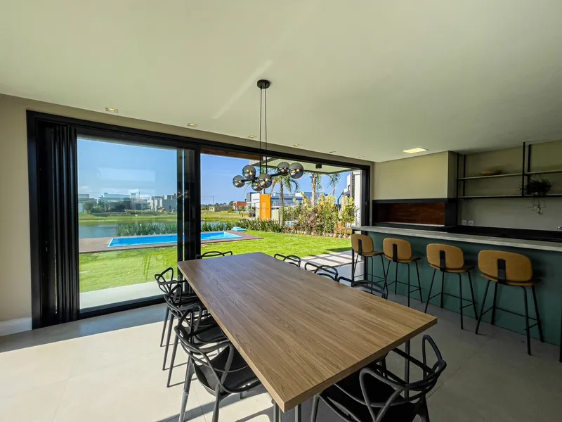 Belo sobrado de esquina no condomínio Rivieira: 8ª foto da galeria de imagens do imóvel