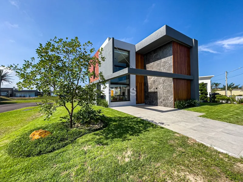 Belo sobrado de esquina no condomínio Rivieira: 3ª foto da galeria de imagens do imóvel