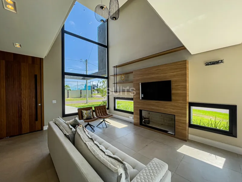 Belo sobrado de esquina no condomínio Rivieira: 5ª foto da galeria de imagens do imóvel