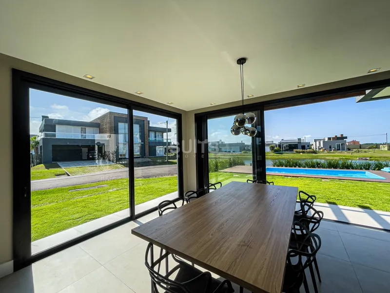 Belo sobrado de esquina no condomínio Rivieira: 7ª foto da galeria de imagens do imóvel