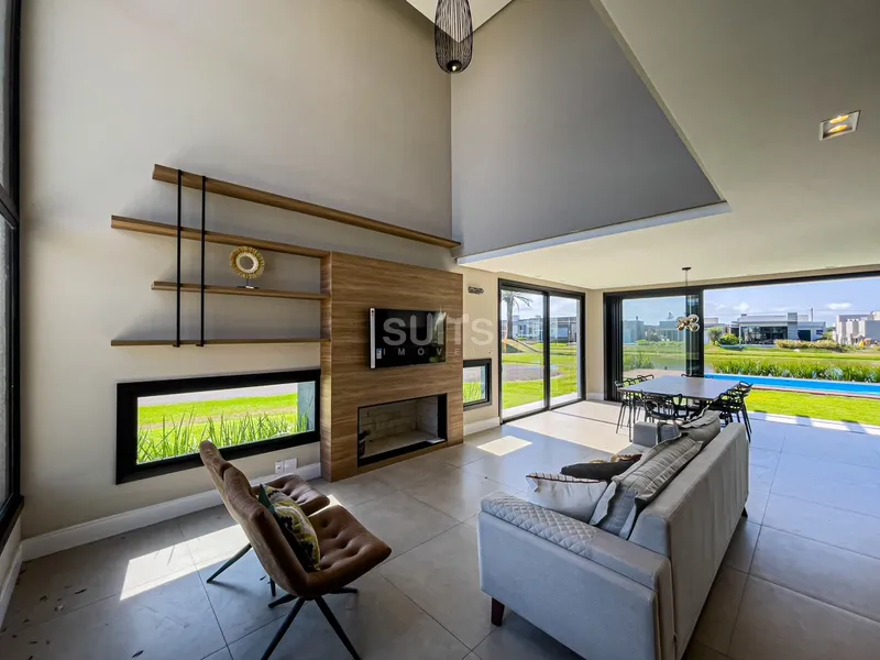 Belo sobrado de esquina no condomínio Rivieira: 4ª foto da galeria de imagens do imóvel