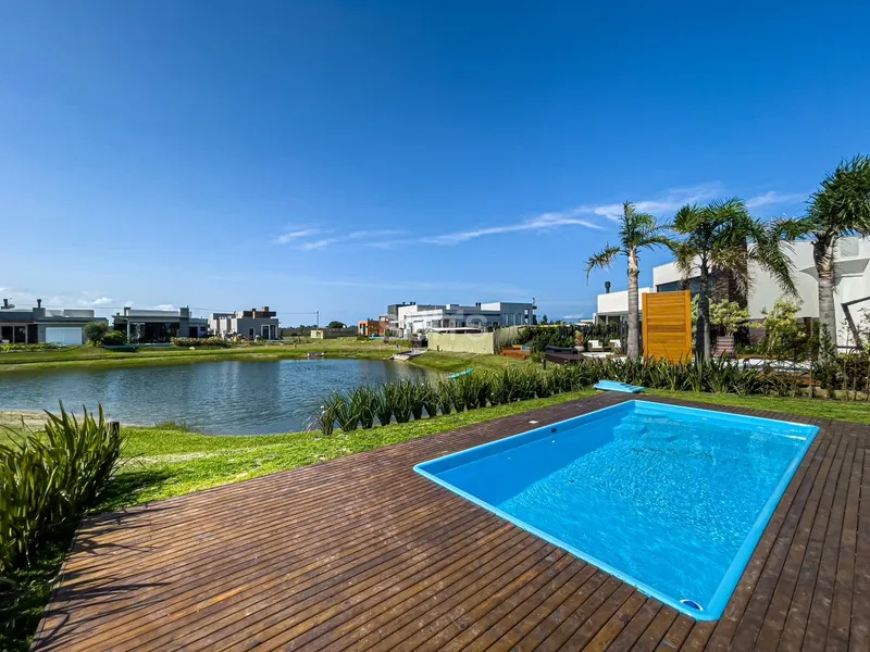 Belo sobrado de esquina no condomínio Rivieira: 19ª foto da galeria de imagens do imóvel