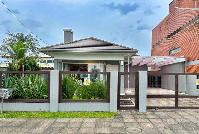 Excelente casa próxima ao mar no centro de Xangri-Lá: 2ª foto da galeria de imagens do imóvel