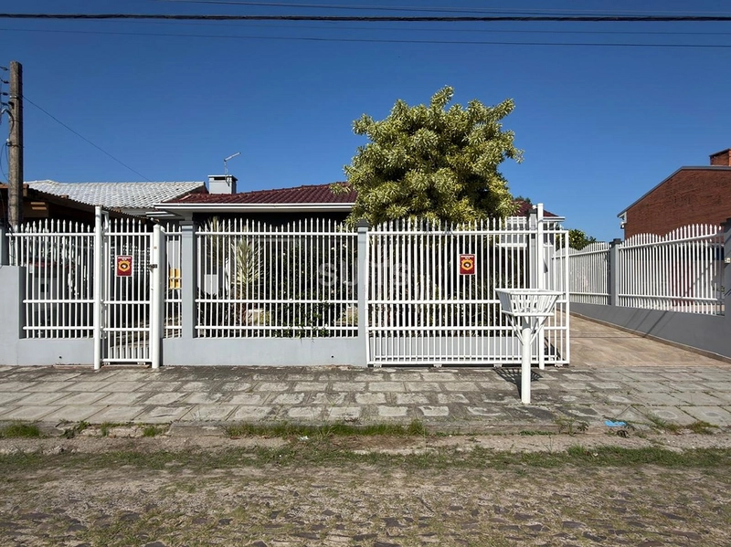Excelente casa à venda no Centro de Xangri-Lá : 2ª foto da galeria de imagens do imóvel