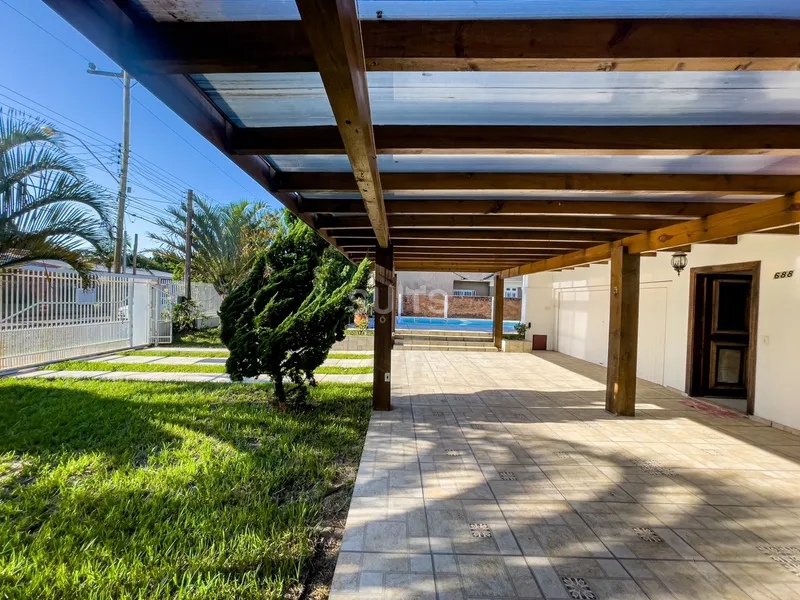 Ótima casa com 02 terrenos na praia de Atlântida em Xangri-Lá: 2ª foto da galeria de imagens do imóvel