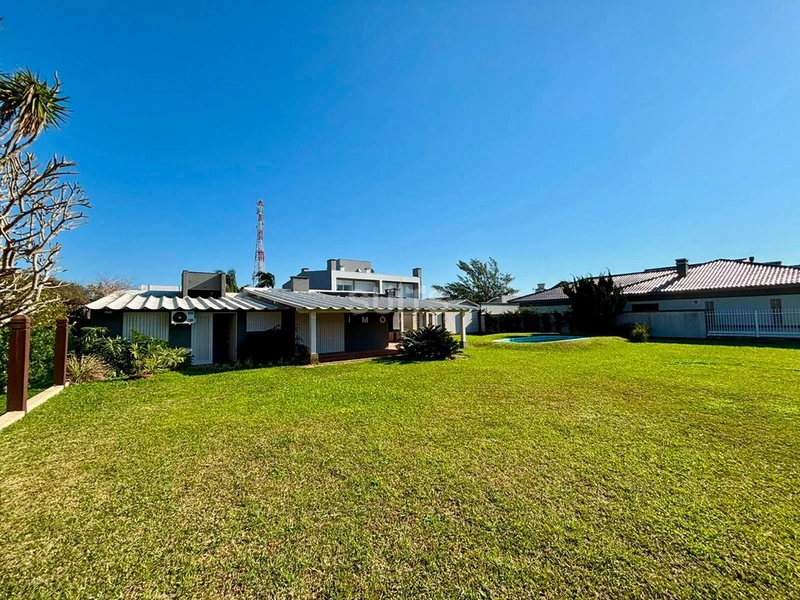 Casa com 02 terrenos à venda no Centro de Xangri-Lá : 1ª foto da galeria de imagens do imóvel