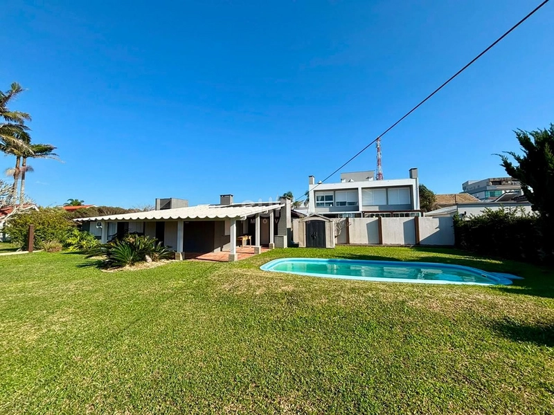 Casa com 02 terrenos à venda no Centro de Xangri-Lá : 3ª foto da galeria de imagens do imóvel