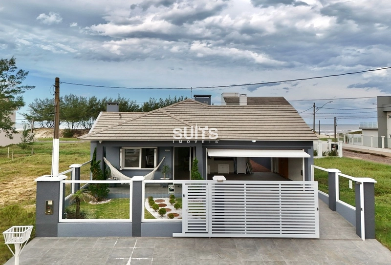 Excelente casa à 01 quadra do mar na praia de Atlântida Sul: 1ª foto da galeria de imagens do imóvel