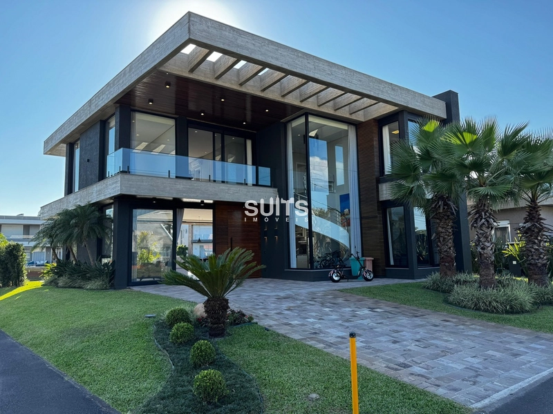 Incrível sobrado de esquina e na beira do lago no condomínio Malibu: 1ª foto da galeria de imagens do imóvel